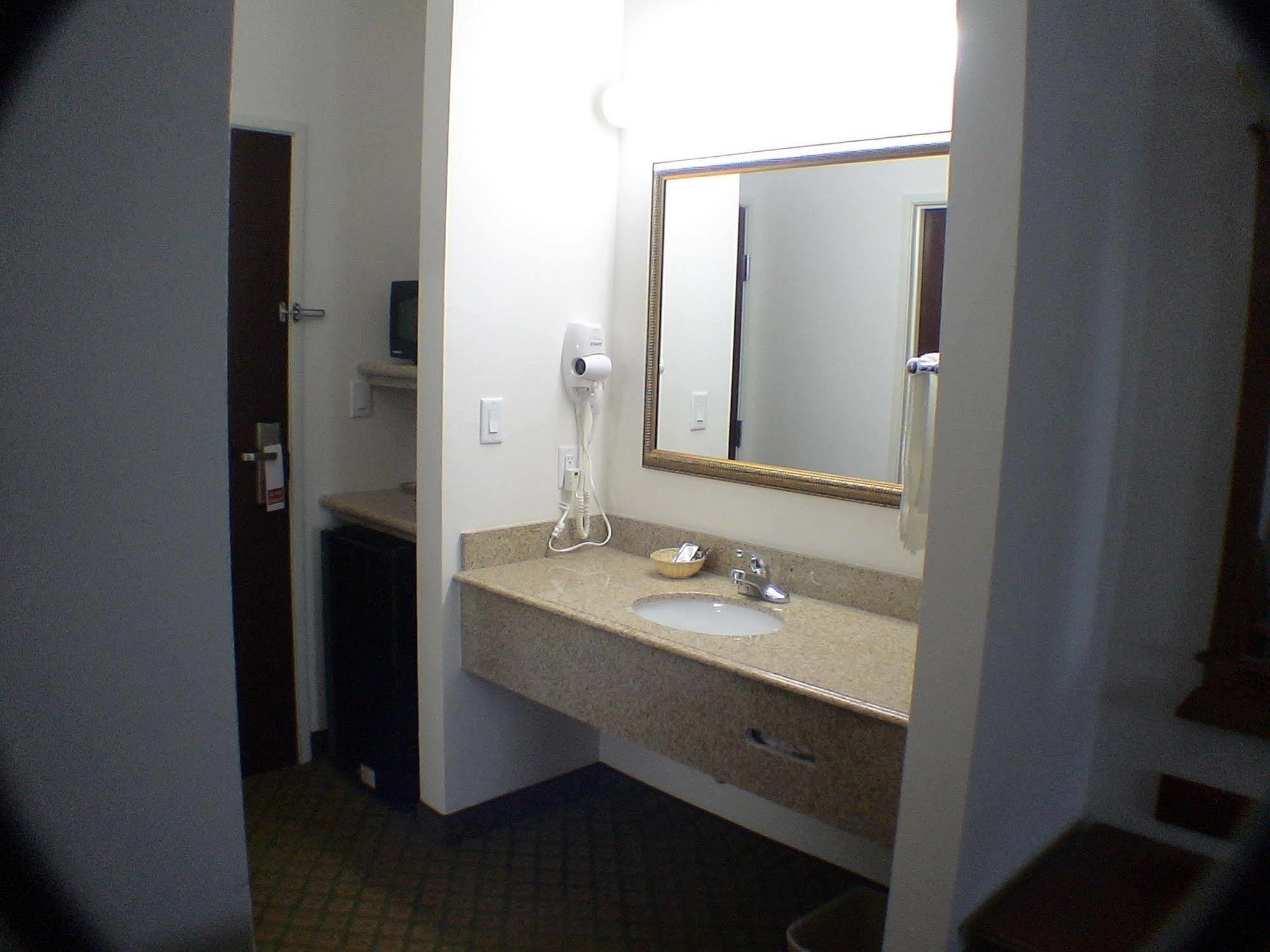 Budget Host Inn And Suites 캐머런 외부 사진