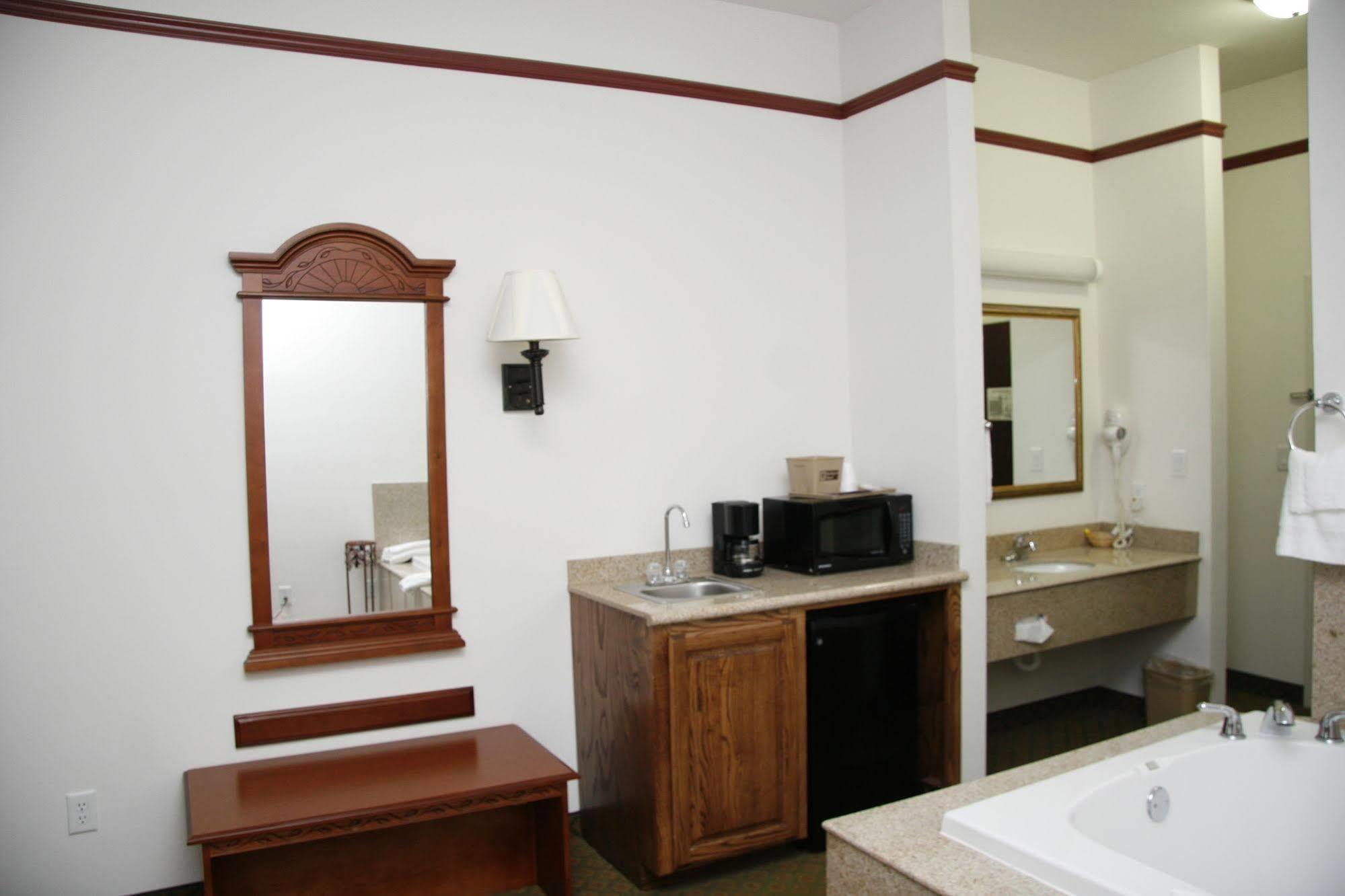 Budget Host Inn And Suites 캐머런 외부 사진